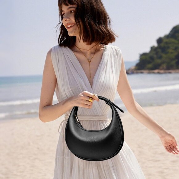 Elegant Raffia Rattan Crescent Bag - Lightweight & Stylish for Any Occasion - Picture 3 of 7